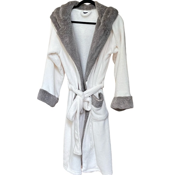 HOODED PLUSH ROBE - Picture 2 of 7